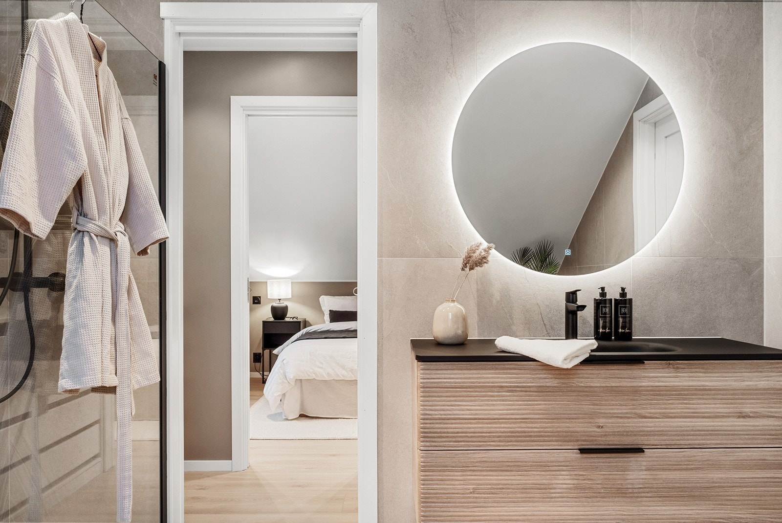 Badet ligger praktisk til med adkomst både fra trapperommet og omkledningsrommet. Rommet er gjennomført, der sorte detaljer og lyse flater skaper en elegant kontrast. Galleribilde