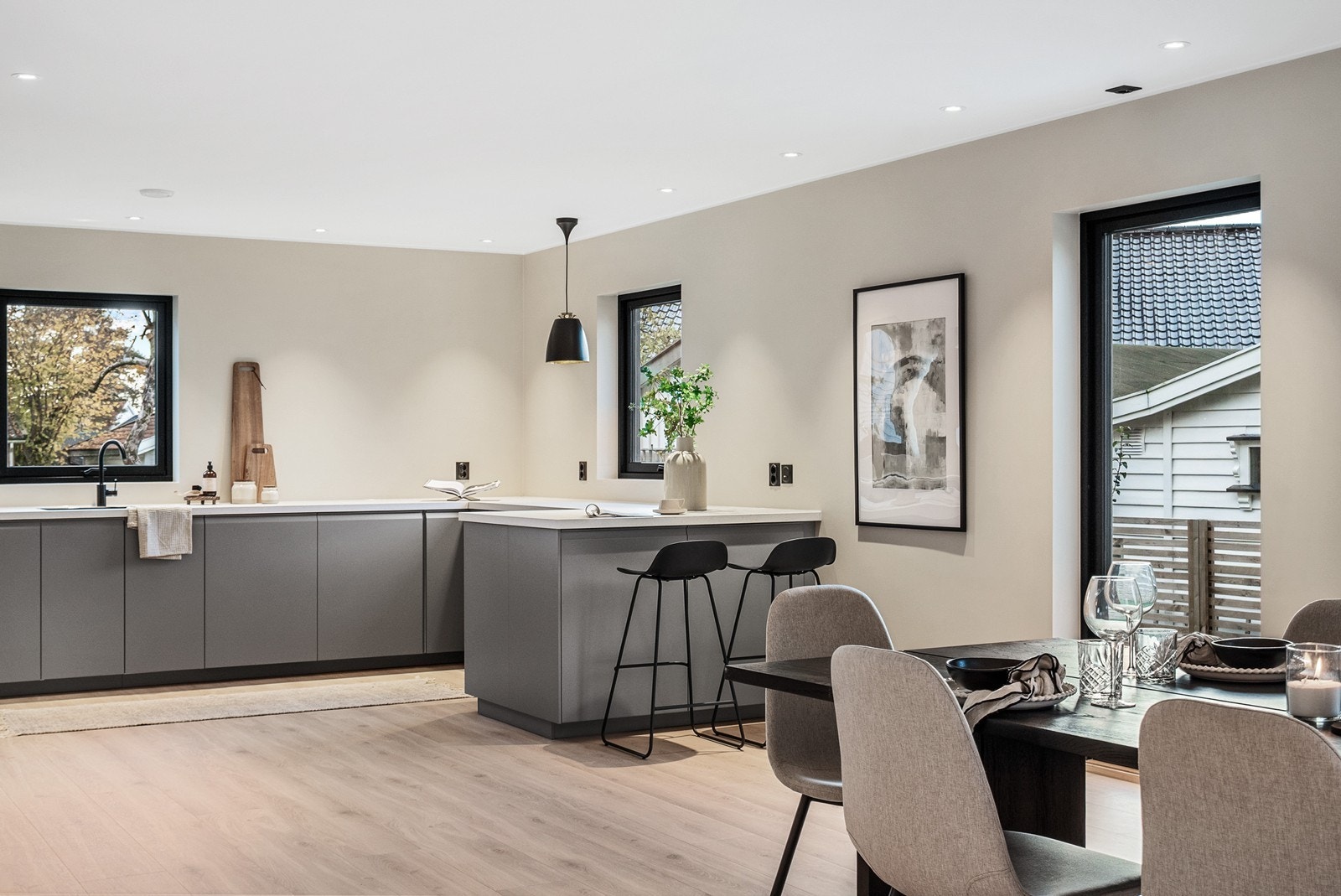 Halvøya gir ekstra arbeidsflate samt en naturlig overgang mot stuen. Galleribilde