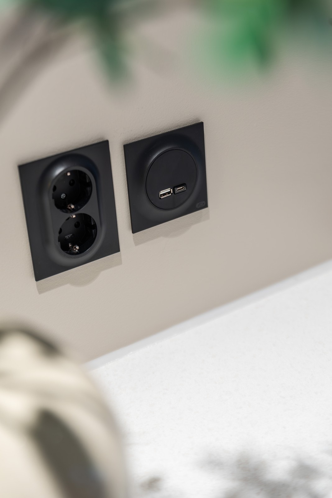 Helhetlig kvalitet ned til minste detalj- boligen er utstyrt med moderne stikkontakter og integrerte USB-uttak. Galleribilde