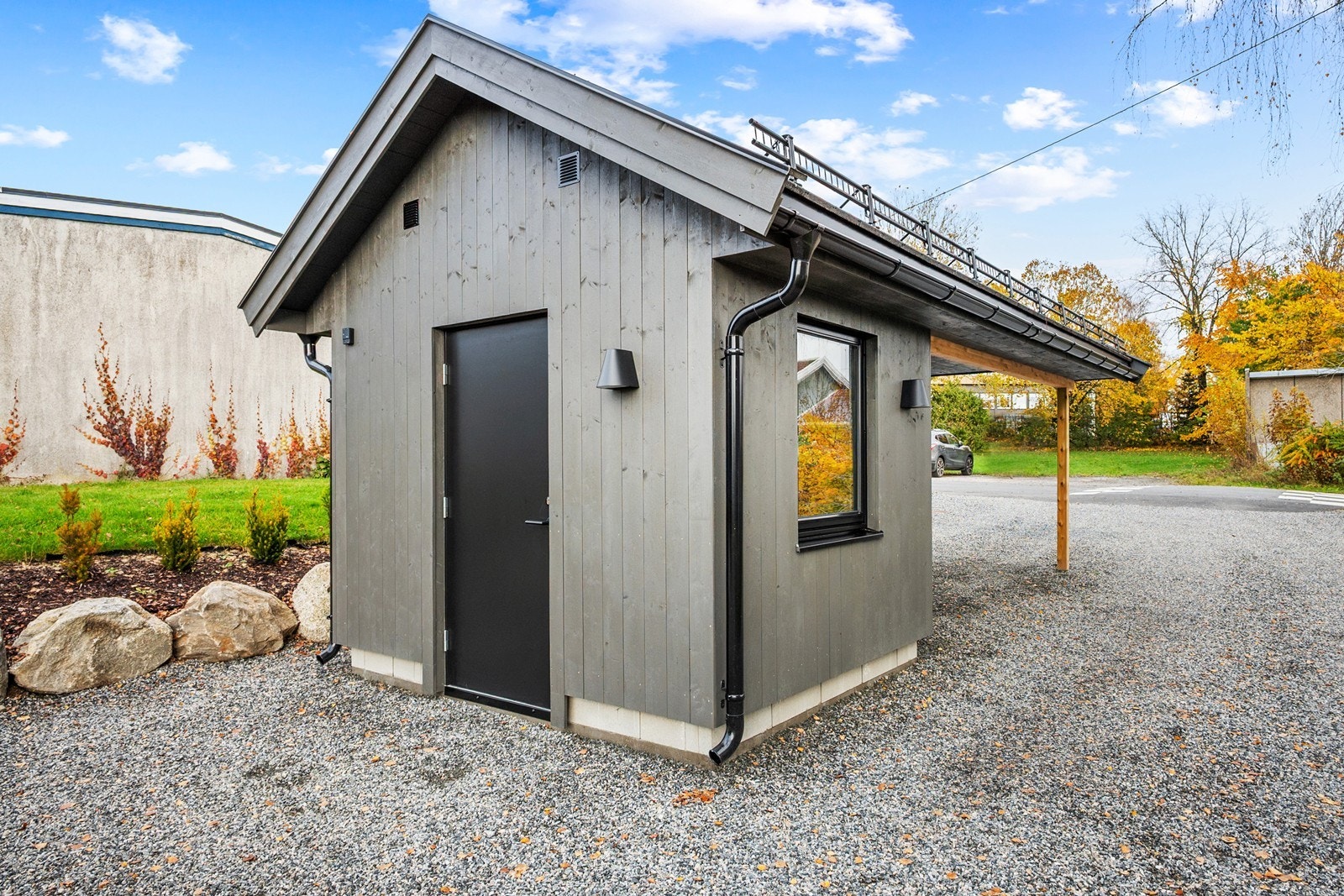 Boligen har gode oppbevaringsmuligheter med to innvendige boder og en utvendig bod på 6 kvm bak carporten. Galleribilde