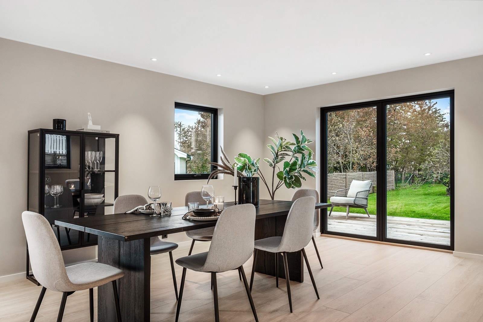 Terrassedøren er både 1-og 2-fløyet, noe som skaper fleksible løsninger og sømløs overgang mellom inne og uterom. Galleribilde