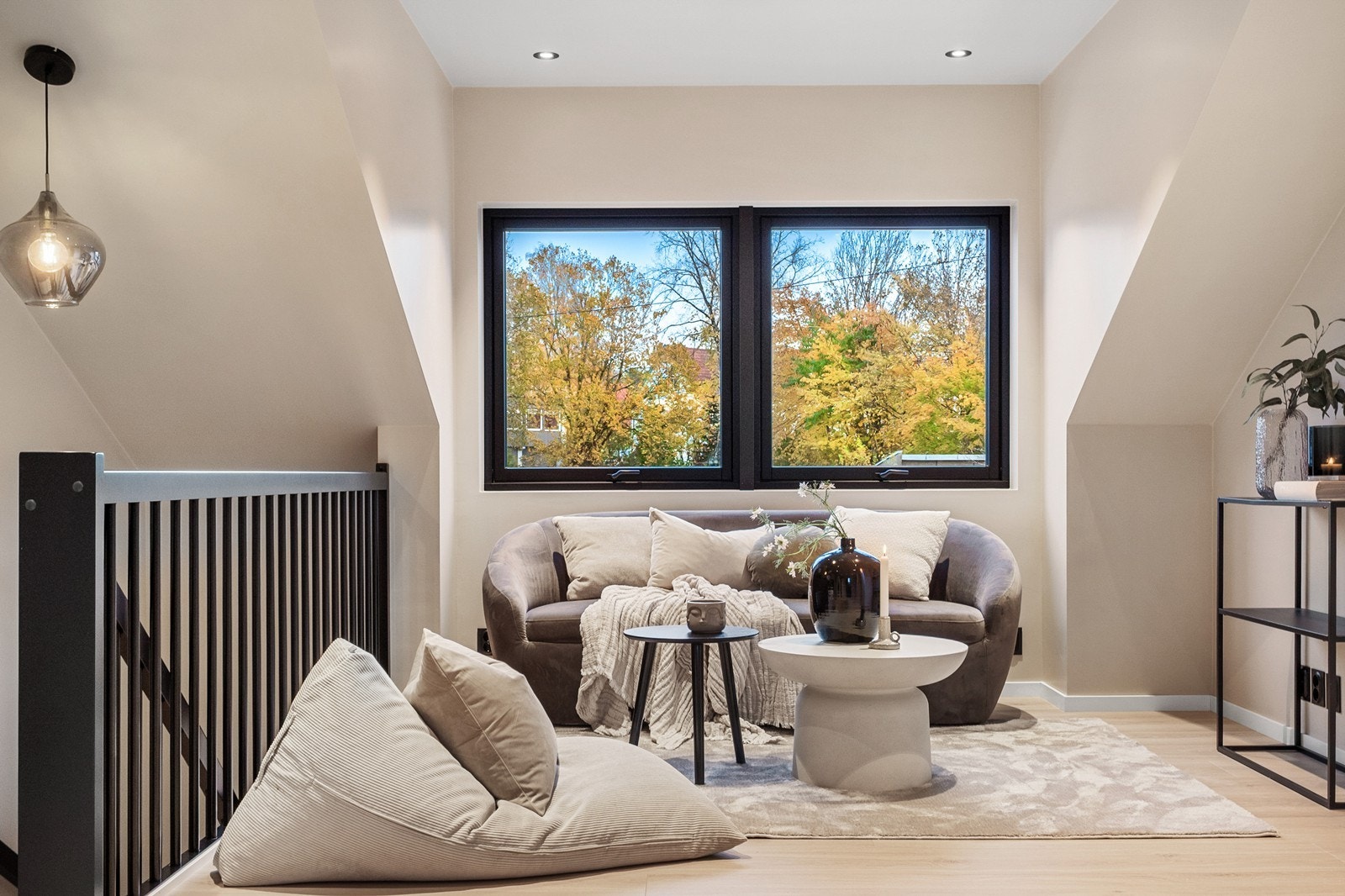 Loftstuen er et lyst og lunt oppholdsrom med store vinduer. Galleribilde