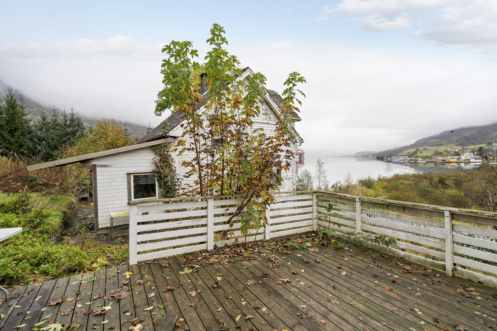 Fritt beliggende enebolig med solrik tomt. Flott utsikt og muligheter for å få en fin eiendom. Galleribilde