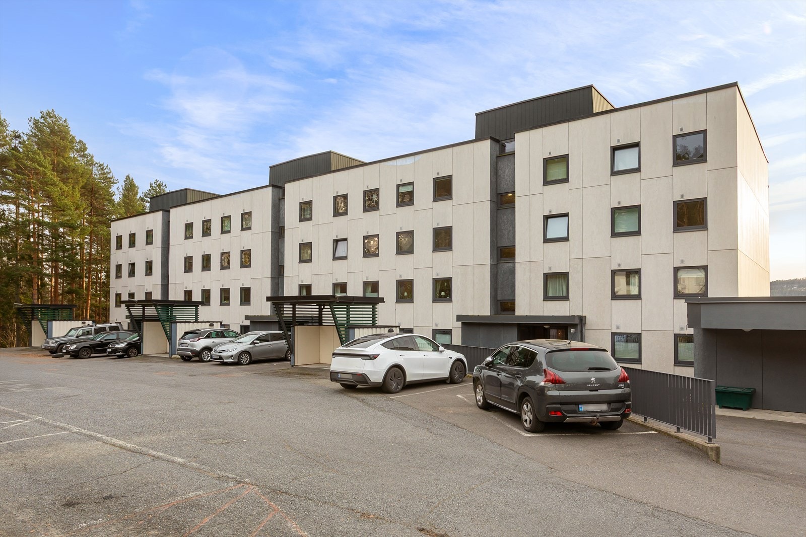 Det er etablert to ladeplasser med abonnementsløsning for de med elbil Galleribilde