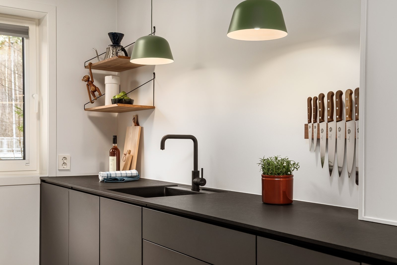 Her er det godt med både skap- og skuffeplass, samt gode arbeidsflater Galleribilde