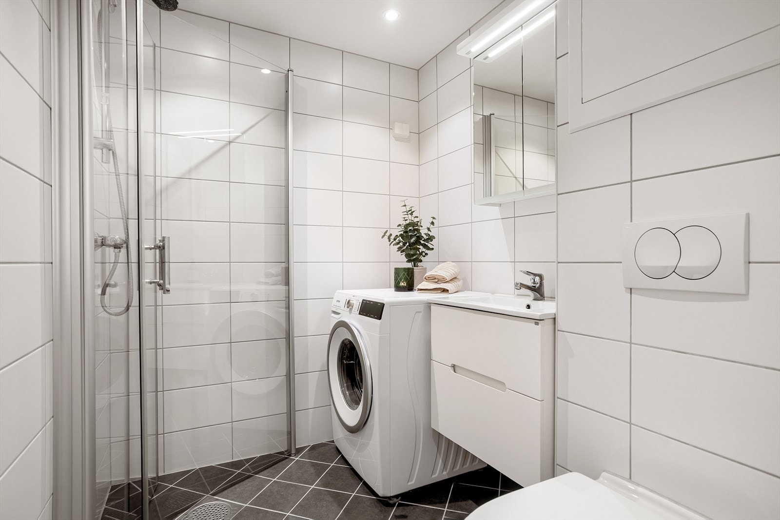 Leiligheten har et tidløst og fint helfliset bad fra 2016 - oppusset i regi av borettslaget Galleribilde