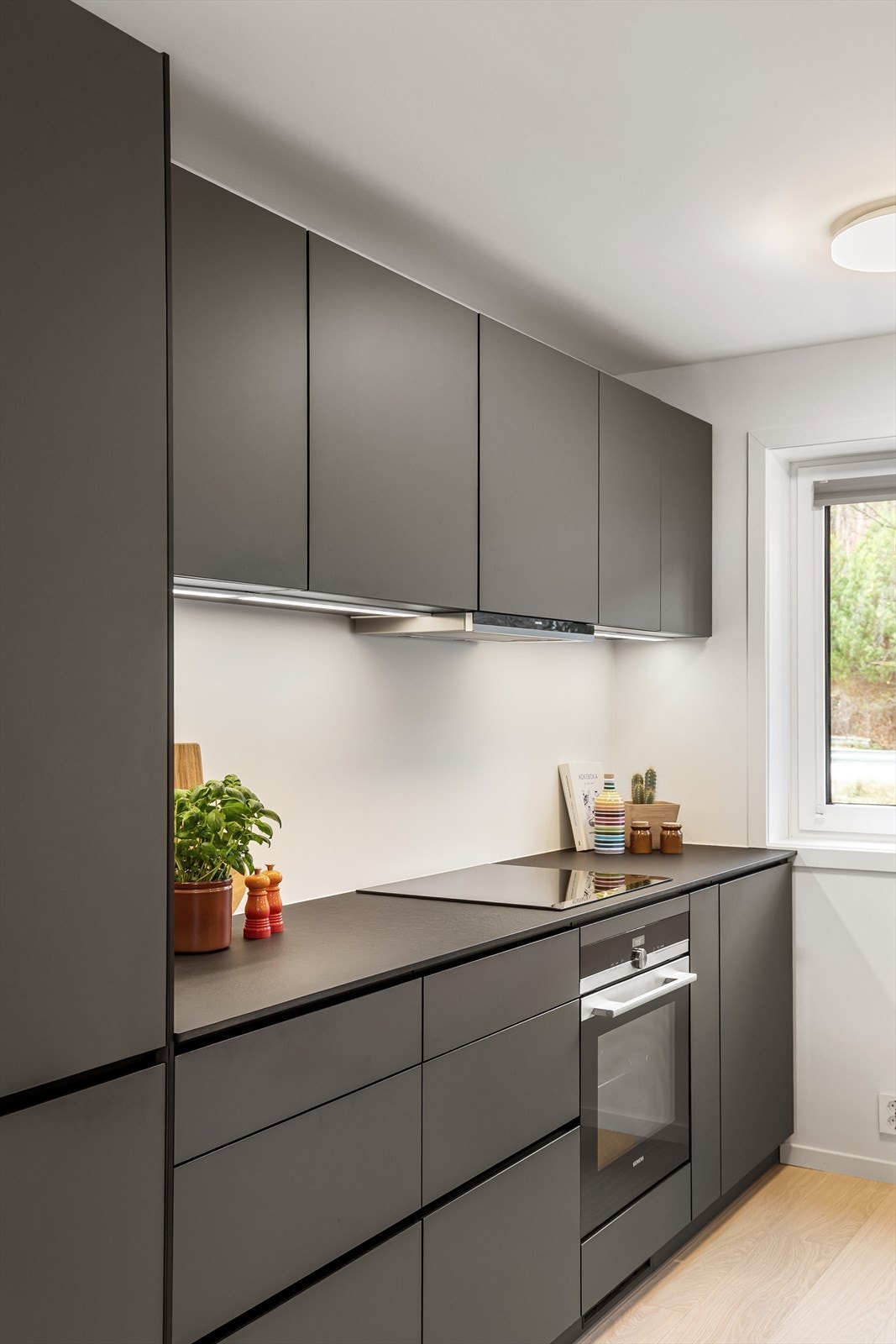 Kjøkkenet har integrerte hvitevarer fra kvalitetsleverandøren Siemens som medfølger salget Galleribilde