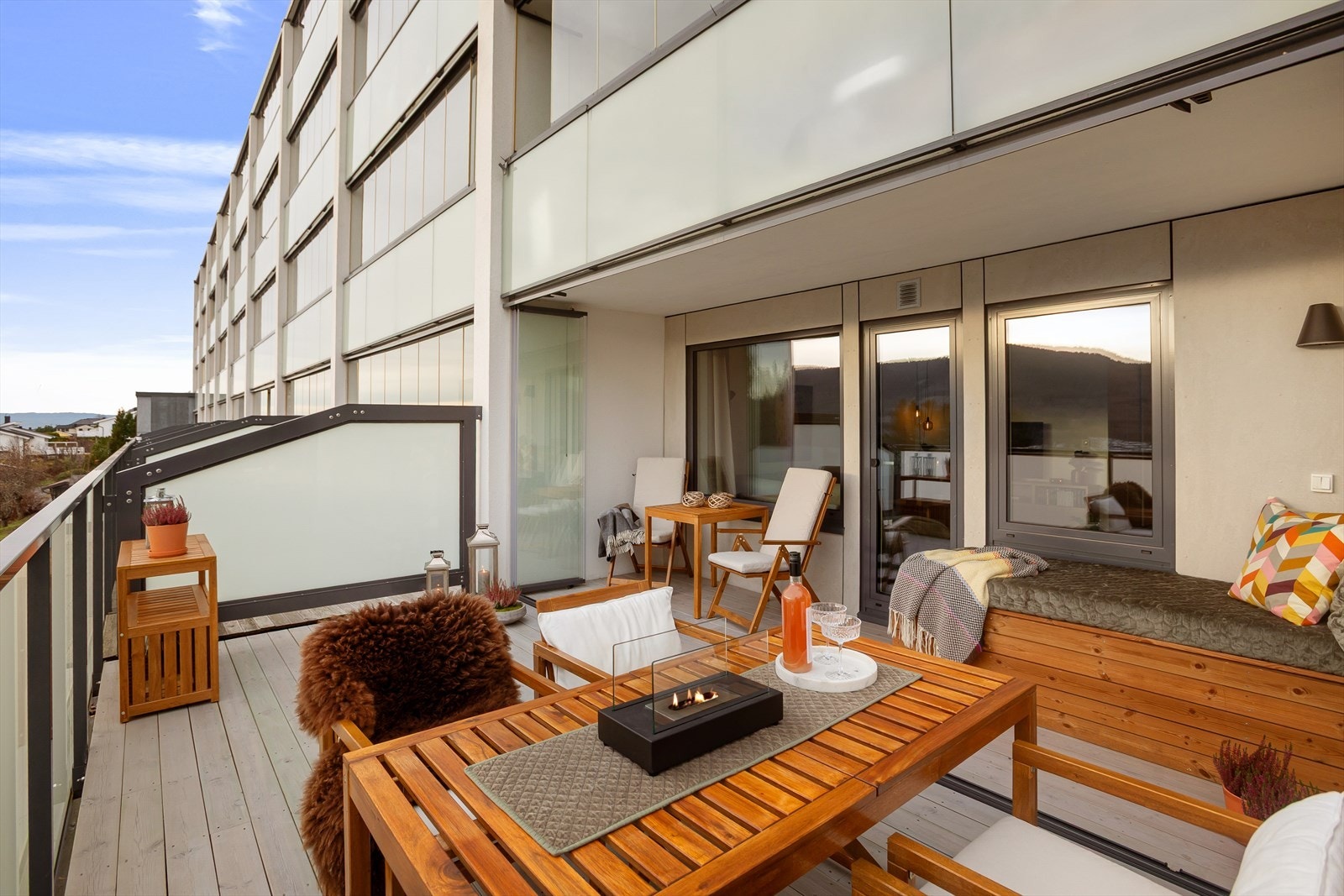 Uteplassen består av innglasset veranda på 8 m2 + åpen terrasse på 14 m2 Galleribilde