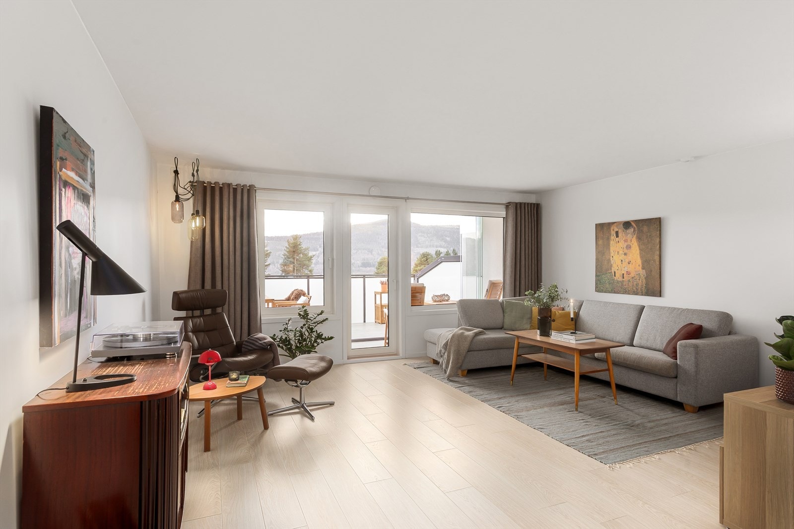 Store vindusflater gir utsyn mot grøntområde og slipper inn naturlig lys Galleribilde