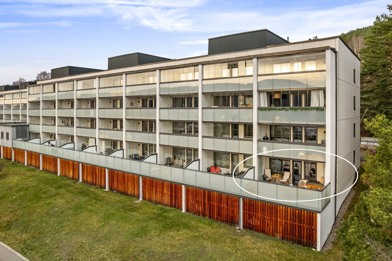 Leiligheten har en flott uteplass, med både innglasset og åpen terrasse på totalt 22 kvm Galleribilde