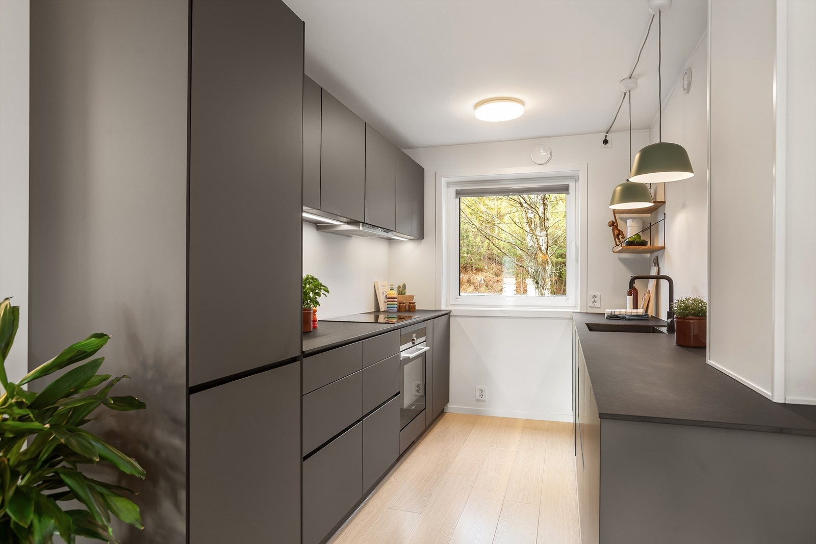 Leiligheten har et meget delikat kjøkken fra Kvik fra 2019/2020 med glatte overflater Galleribilde