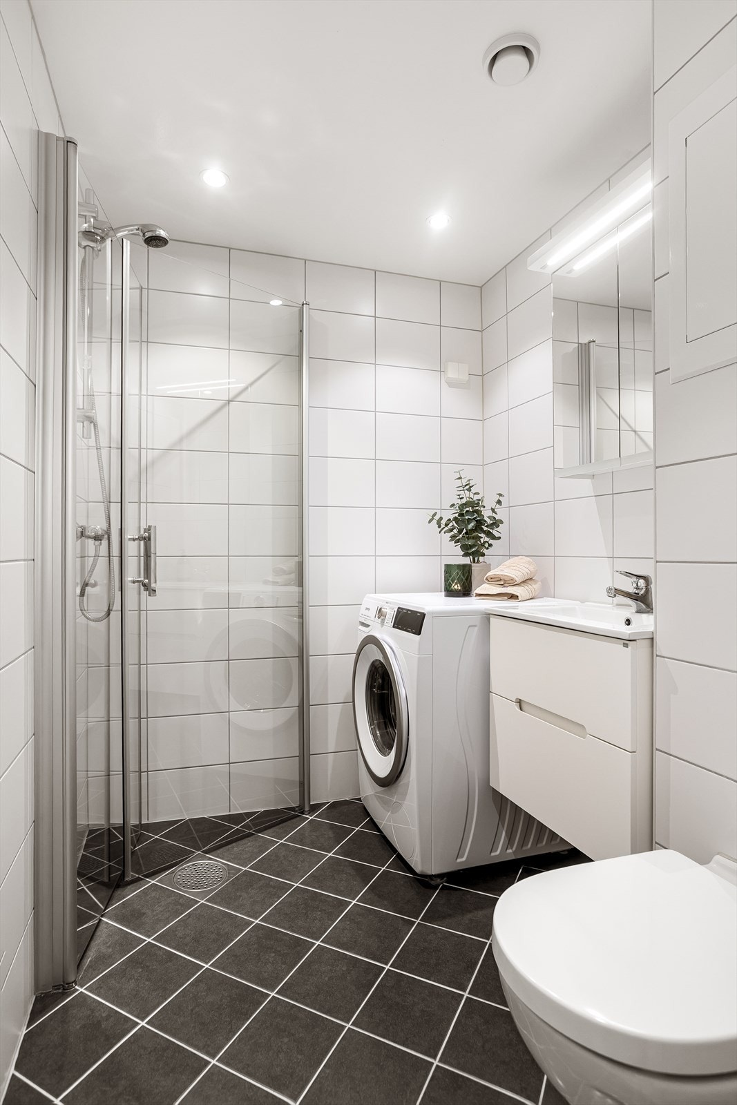 Badet har varmekabler i gulv og downlights i tak Galleribilde