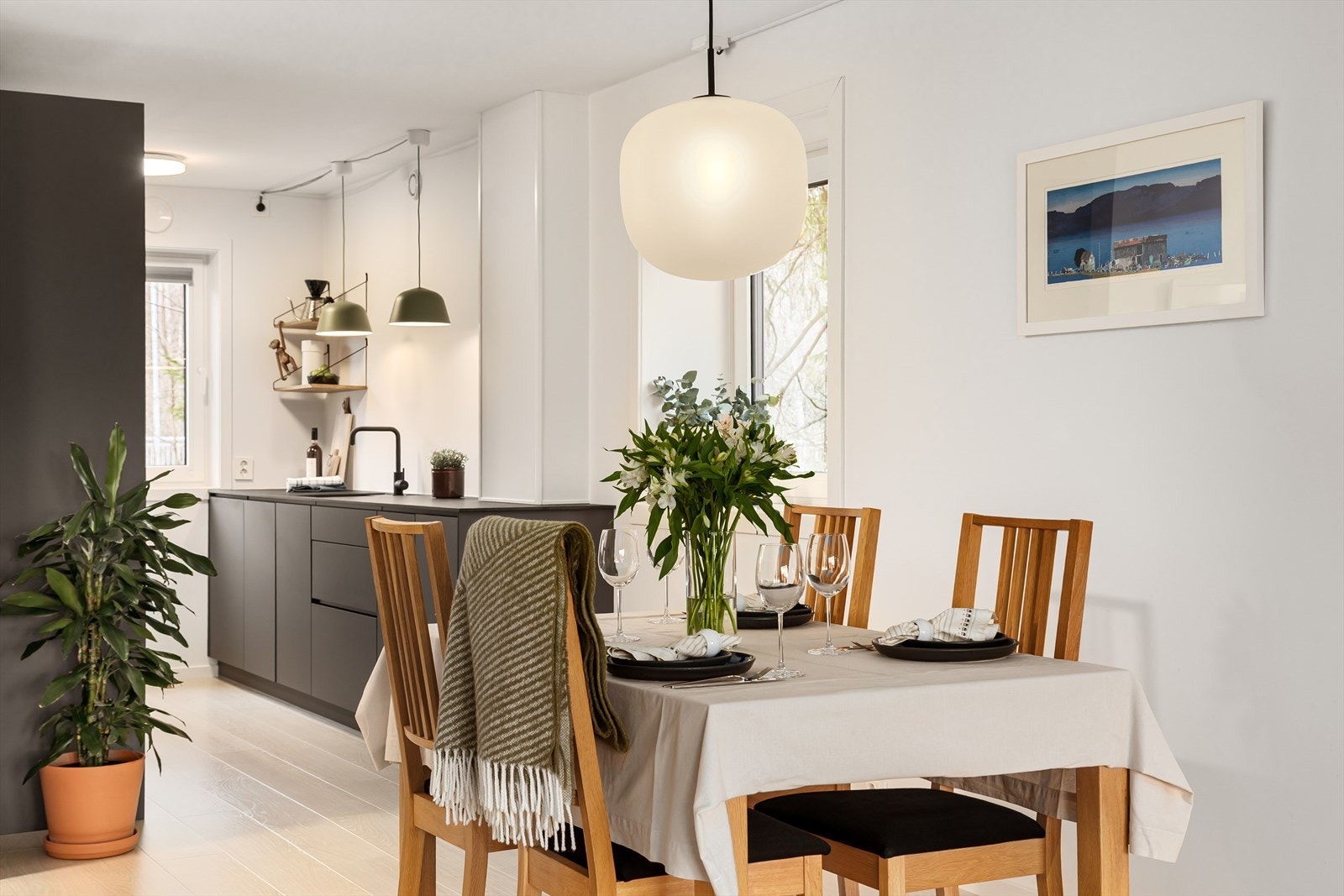 I tilknytning til kjøkken har man fin plass for spisemøblement Galleribilde