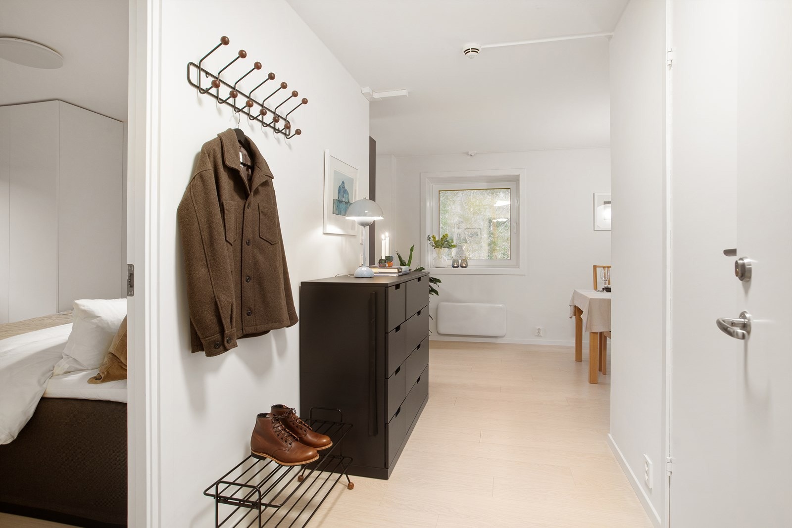 Entré med plass for å henge fra seg, samt garderobeskap innenfor ved stue Galleribilde