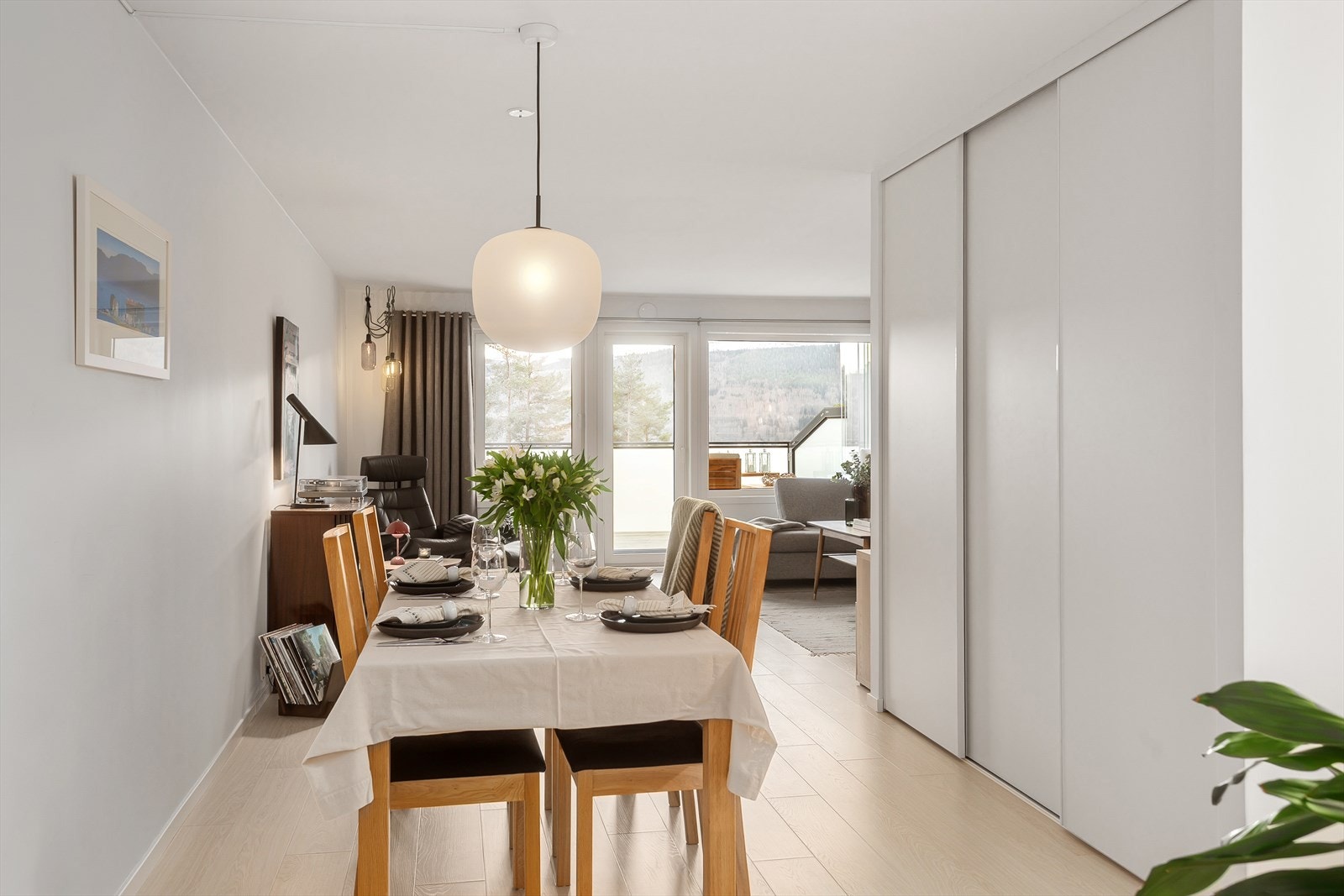 Skyvedørsgarderobe gir effektiv oppbevaring i tilknytning til gang Galleribilde