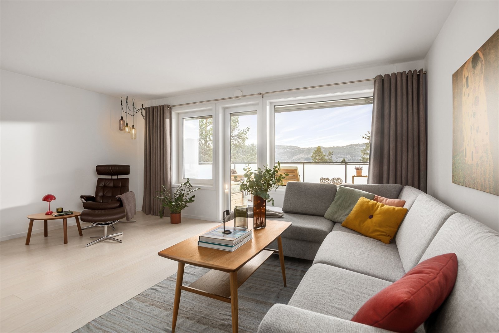 Fra stuen er det utgang til en flott uteplass Galleribilde