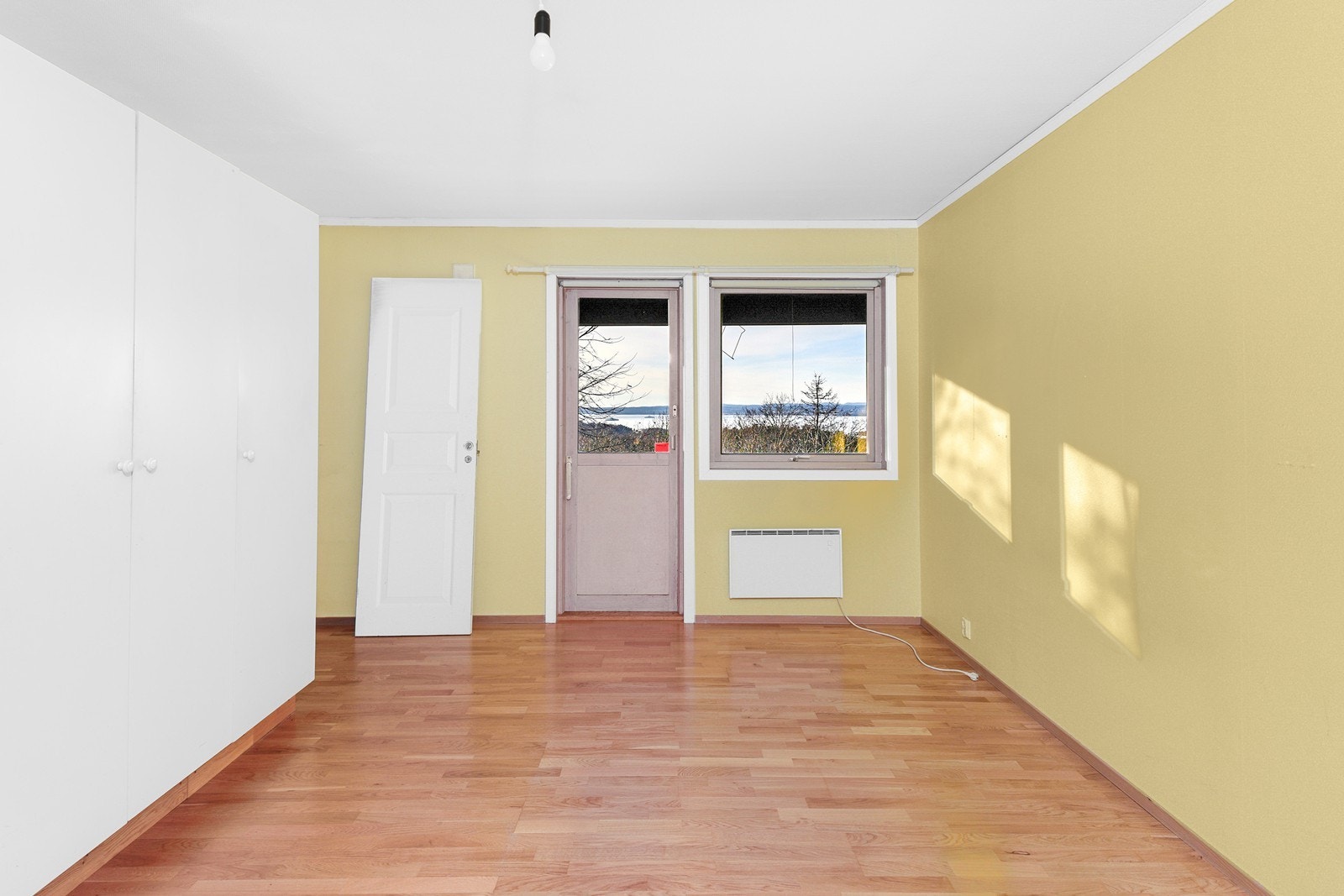 Eneboligen har totalt fire soverom. Hovedsoverommet ligger i hovedetasjen og har både eget bad, tilgang til bod og adkomst til en veranda på 10 kvm. Galleribilde