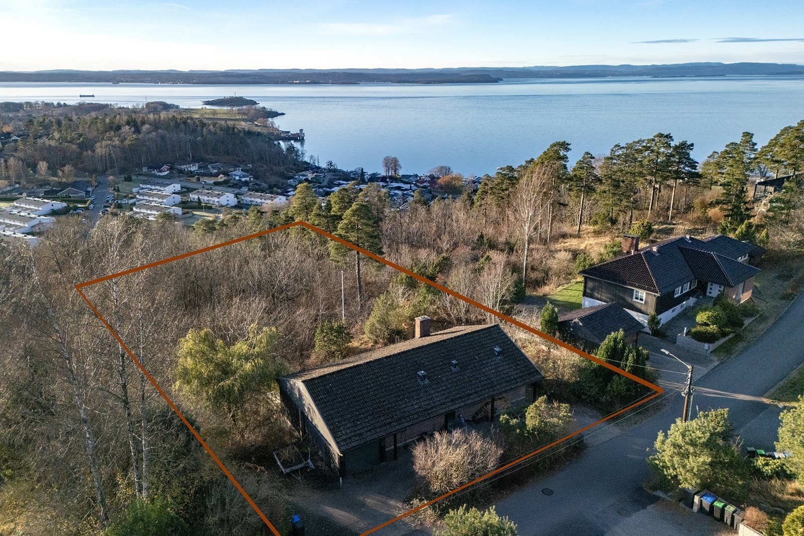 Tomten er på 1 646 m², med gode solforhold og muligheten til å utvikle eiendommen etter egne behov og ønsker. Galleribilde