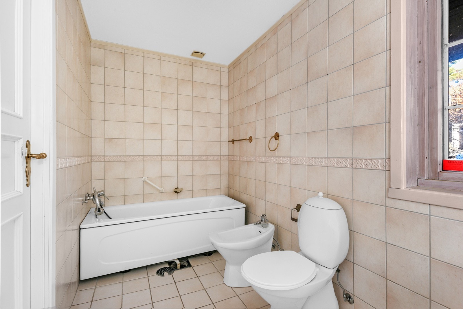 Her finner du både badekar, toalett og bidé. Galleribilde