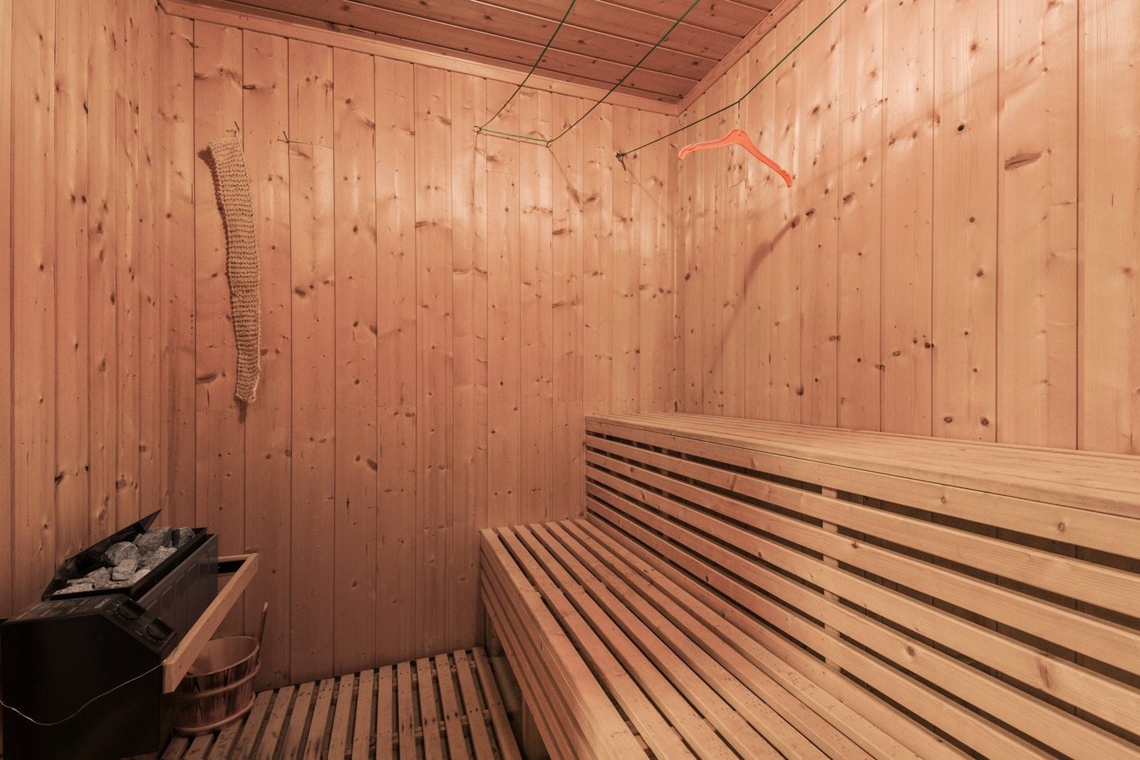 Badstuen har tregulv, panelte flater og badstuovn. Galleribilde