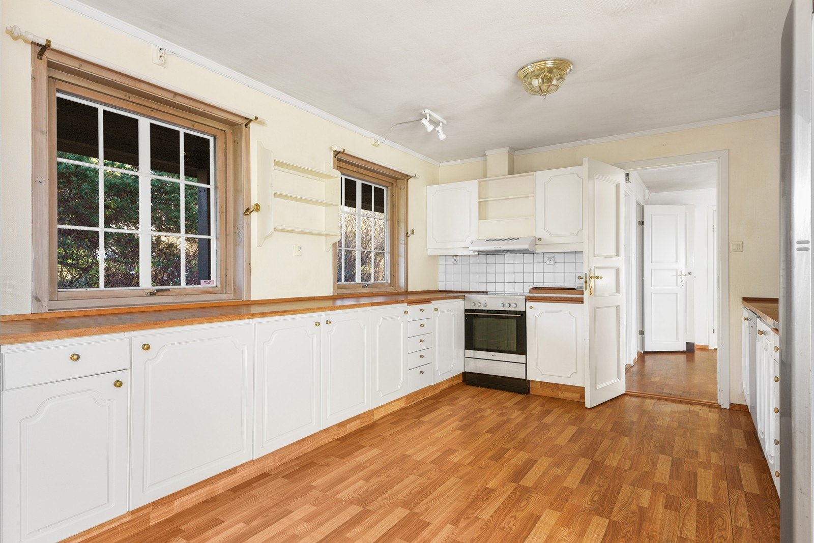 To store vinduer mot gårdsplassen gir godt lysinnslipp. Kjøkkenet fremstår romslig, med rikelig skap- og benkeplass, og gir et godt utgangspunkt for oppgradering etter egen smak. Galleribilde