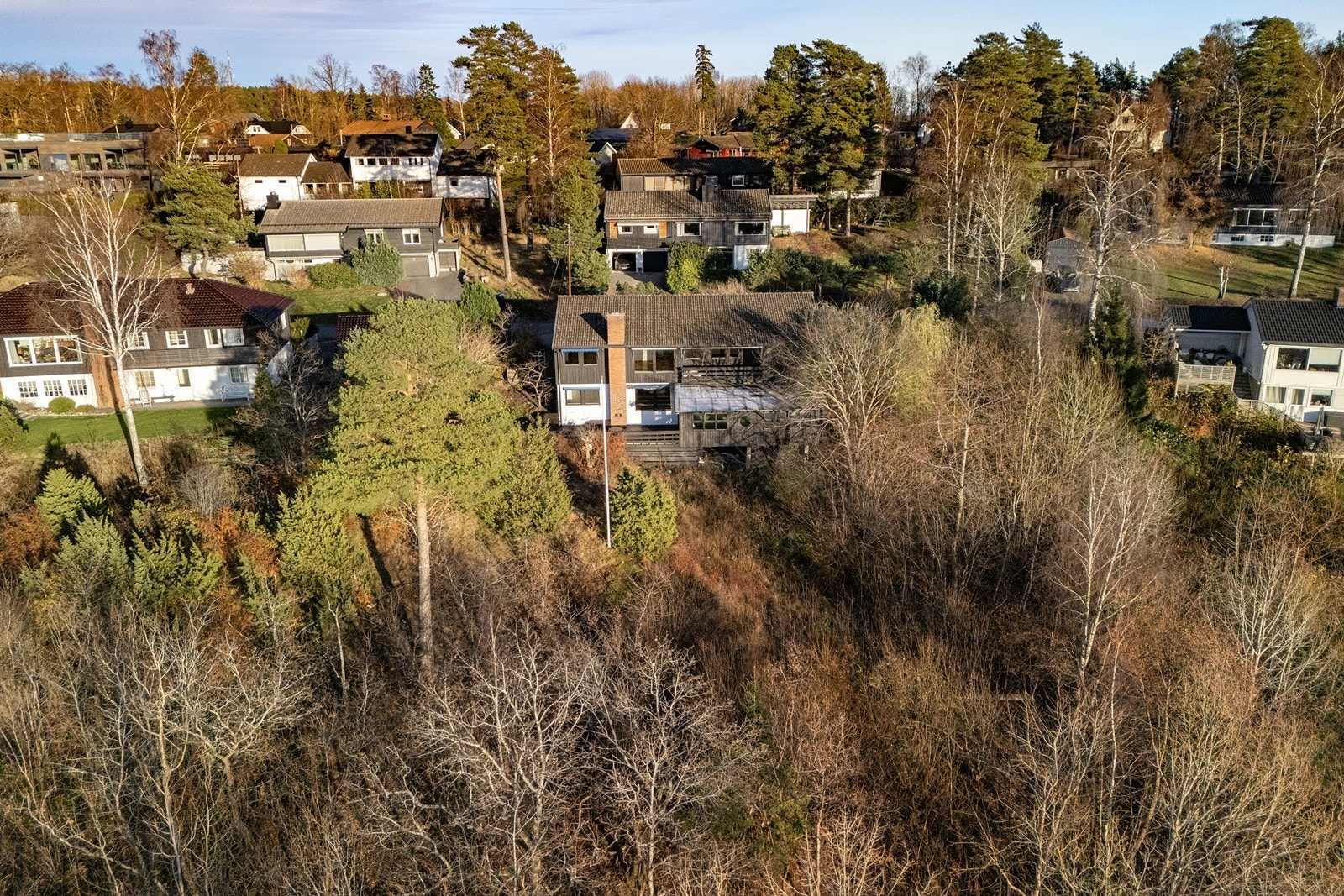 Boligen har et betydelig vedlikeholdsetterslep, mye av overflater og fast innredning er i hovedsak fra byggeår. Galleribilde