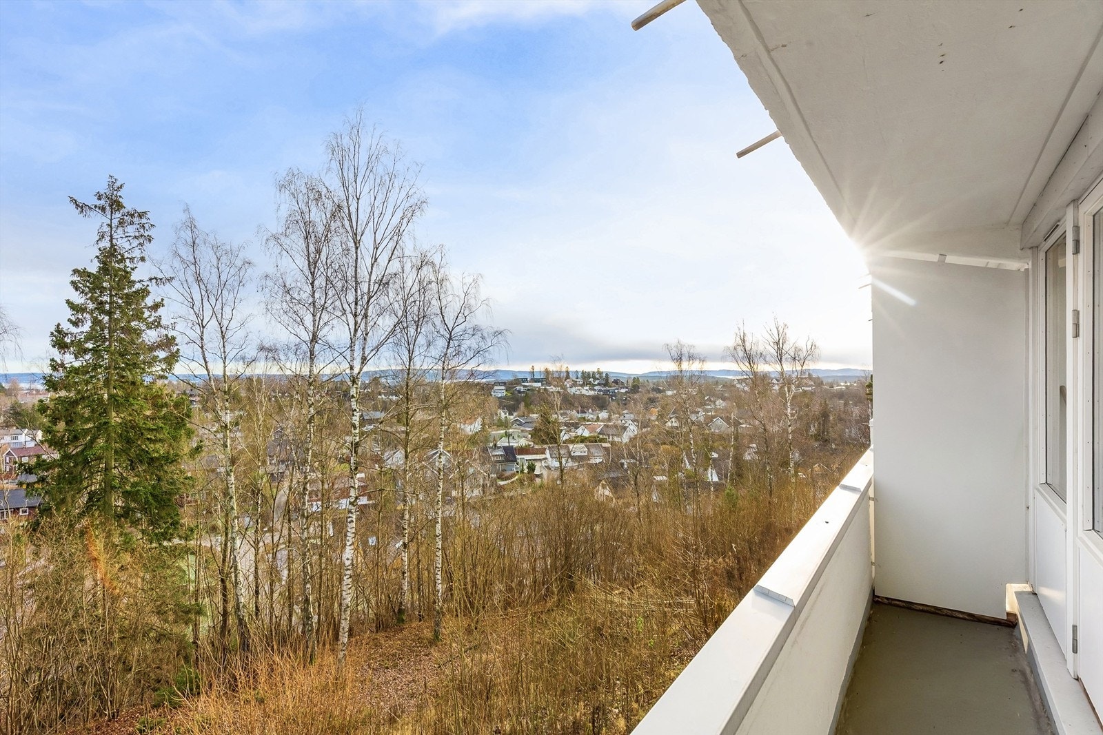 Balkongen vender mot sydøst og har nydelig utsikt Galleribilde