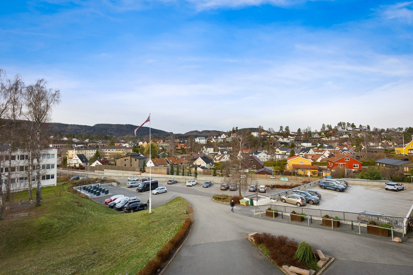 Fra leiligheten er det umiddelbar nærhet til T-banen som tar deg til Jernbanetorget på ca. 26 min. Galleribilde