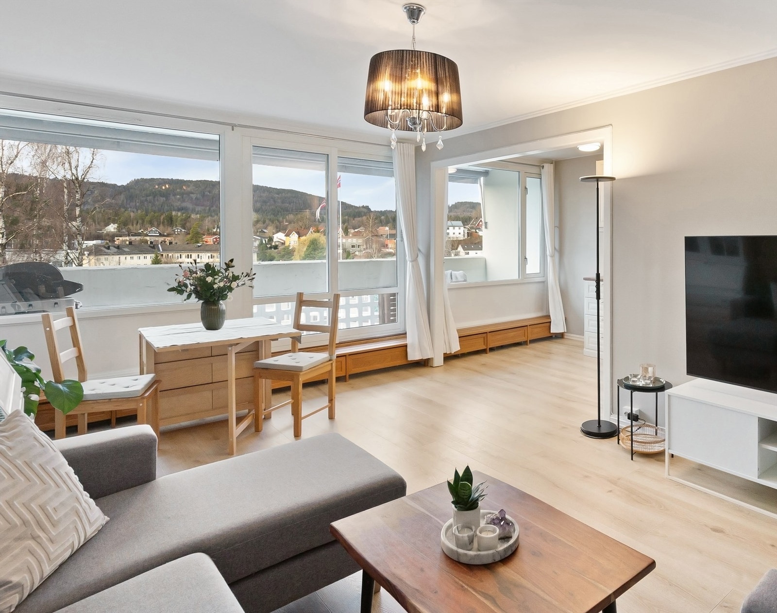 Stor og lys stue med store vindusflater og rikelig med naturlig lys Galleribilde