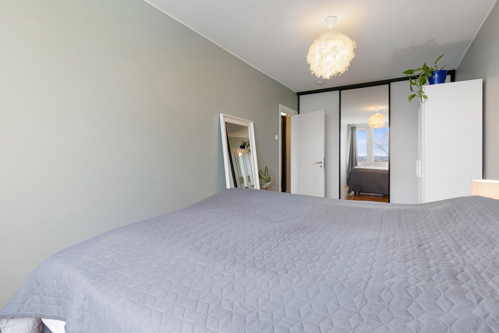 Soverommet har en stor skyvedørsgarderobe Galleribilde