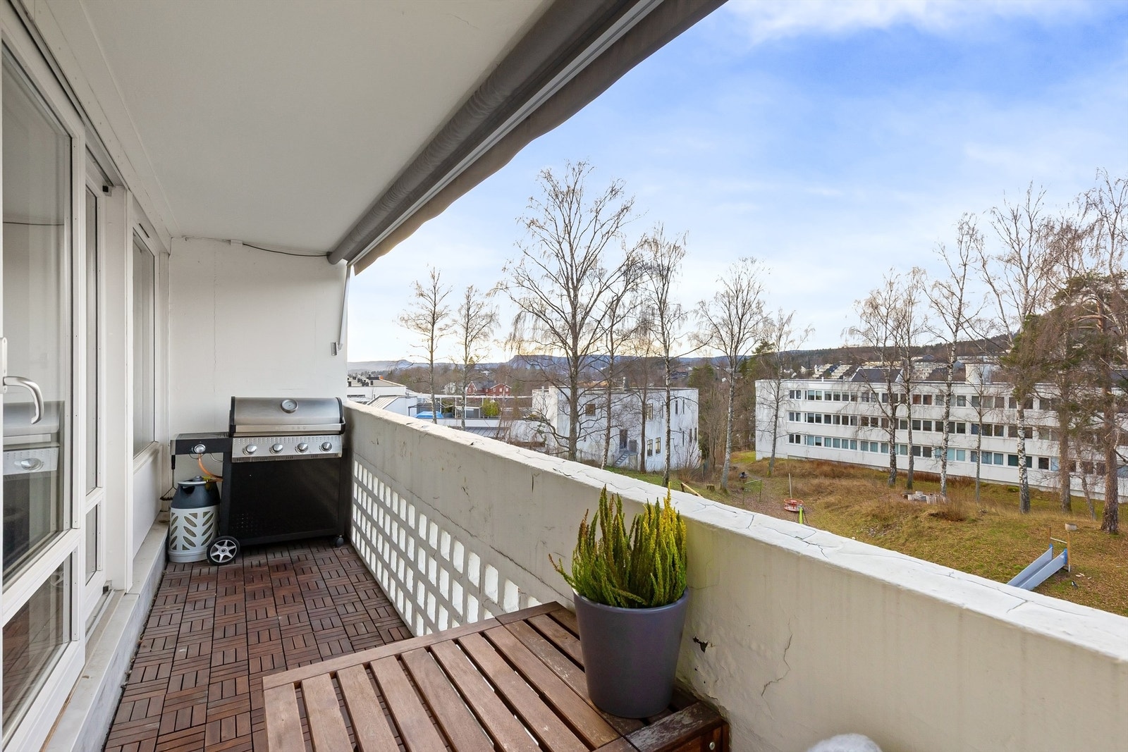 Fra stuen/kjøkkenet er det utgang til en nordvestvendt balkong på 7 kvm Galleribilde