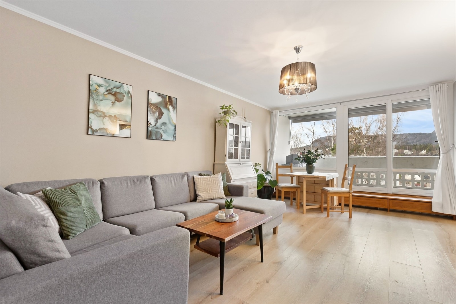 Eiendomsmegler Cecilie Muri har gleden av å ønske dere velkommen til Bjørnekollen 29. Foto: Zovenfra Galleribilde