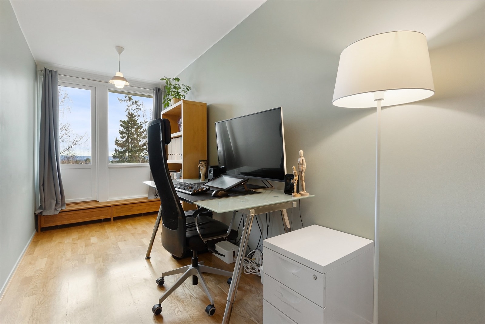 Soverom 2 benyttes i dag som kontor. Soverommet har utgang til balkong. Galleribilde