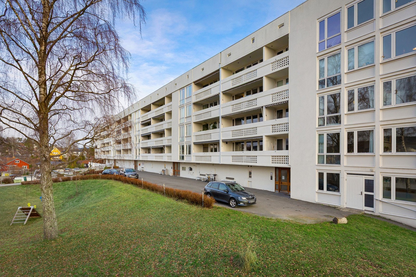 Området har nærhet til skoler, offentlig kommunikasjon og "Nye" Bekkestua sentrum Galleribilde