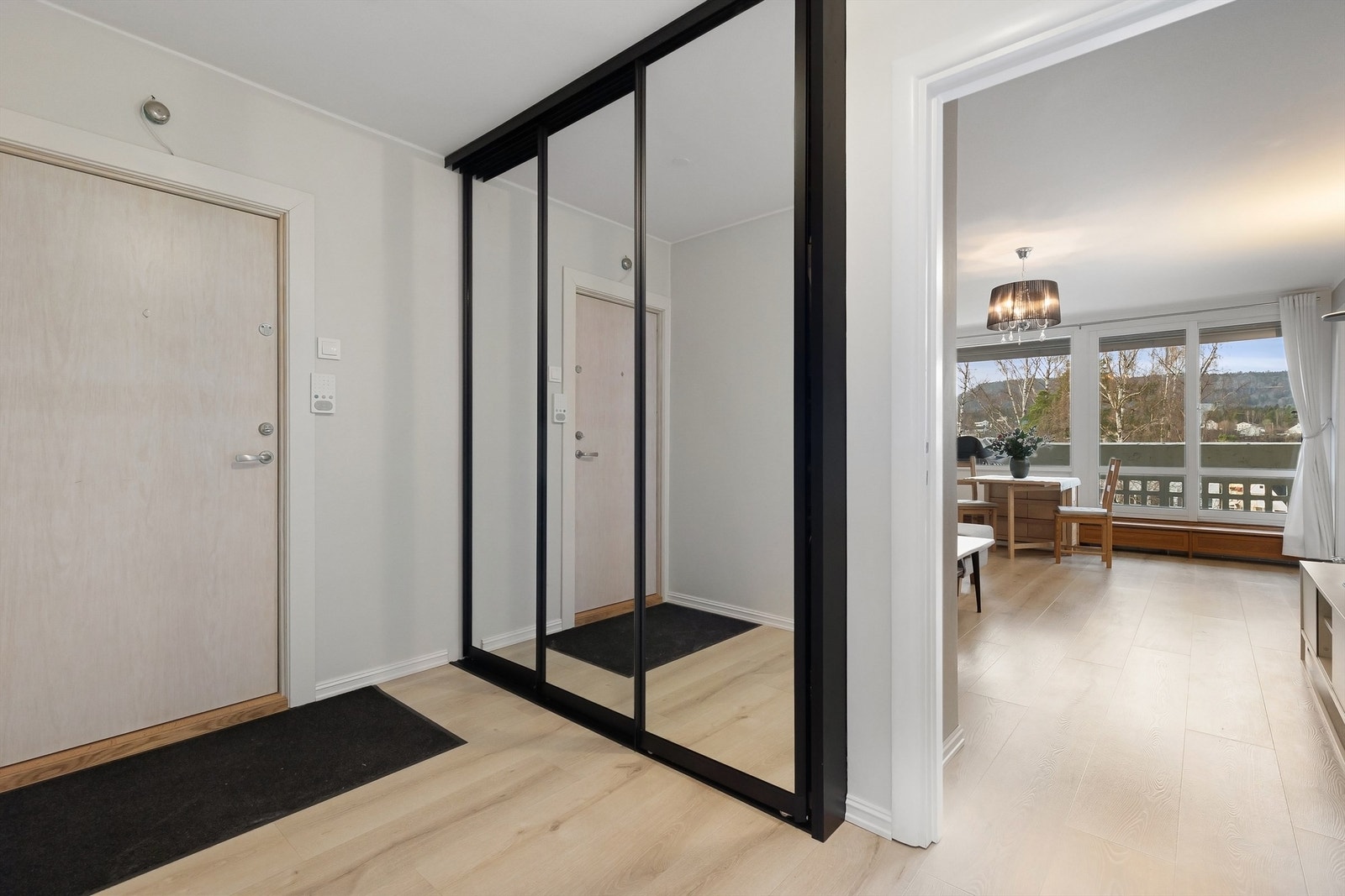 Romslig entré med skyvedørsgarderobe Galleribilde