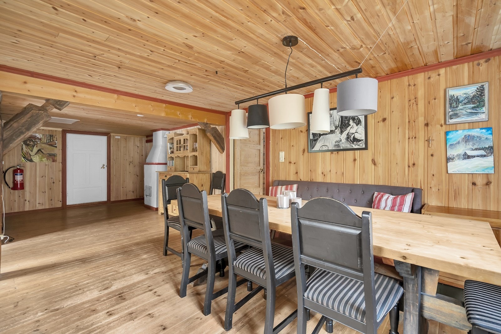 Stor og god plass til spisebord Galleribilde