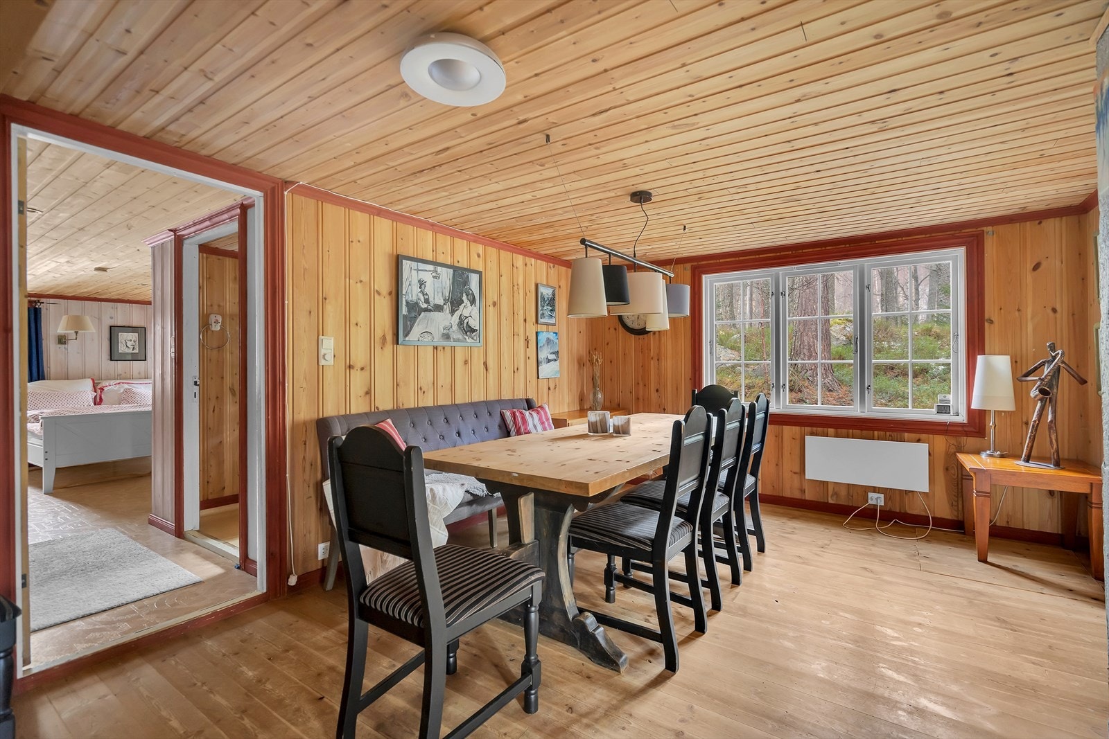 Spisestue med store vinduer som gir flott utsyn til naturen utenfor. Perfekt for hyggelige måltider. Galleribilde