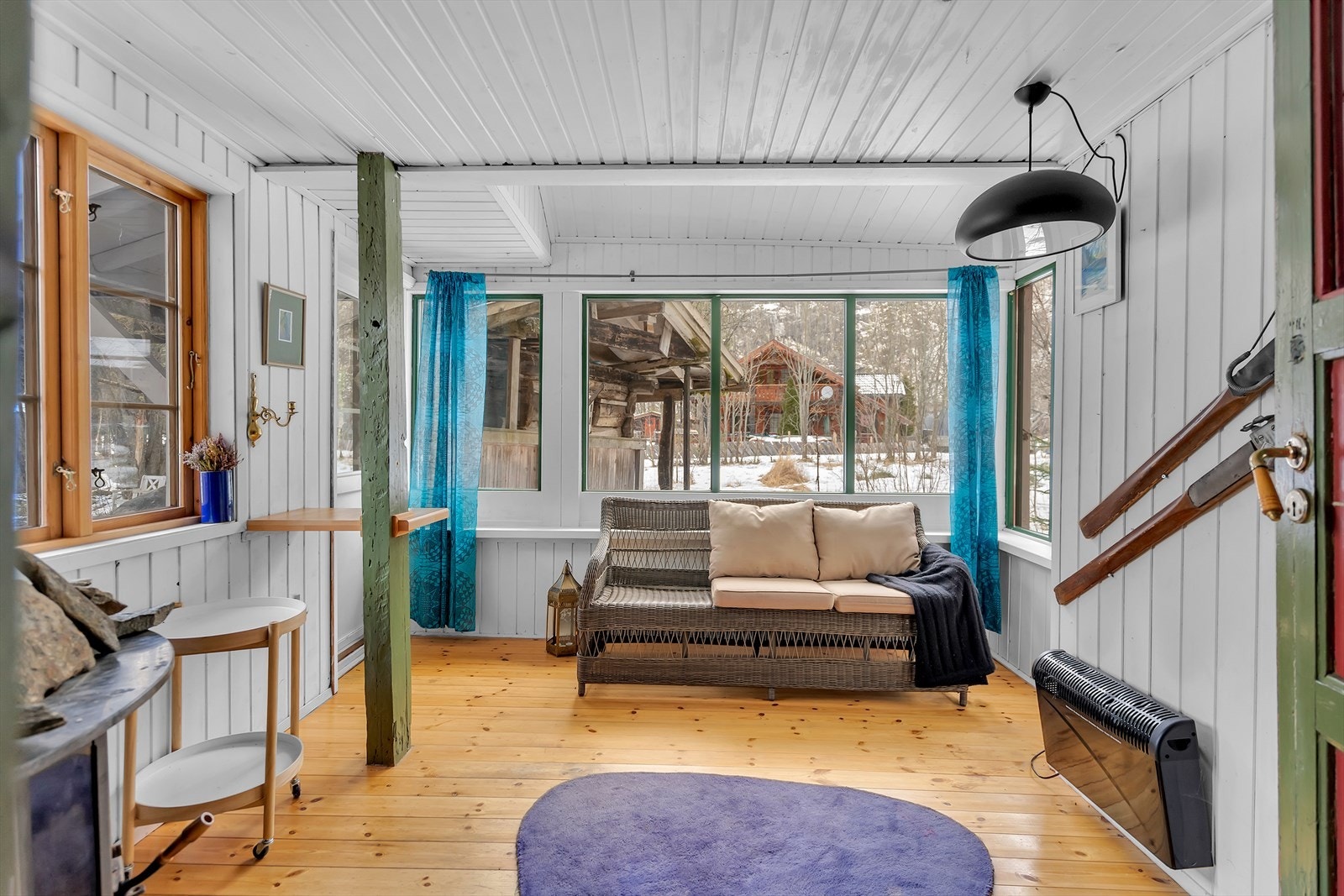 Vinterhage med peis - og dør ut til hagen. Ligger i tilbygg som ikke er søkt. Ikke godkjent til varig opphold. Galleribilde