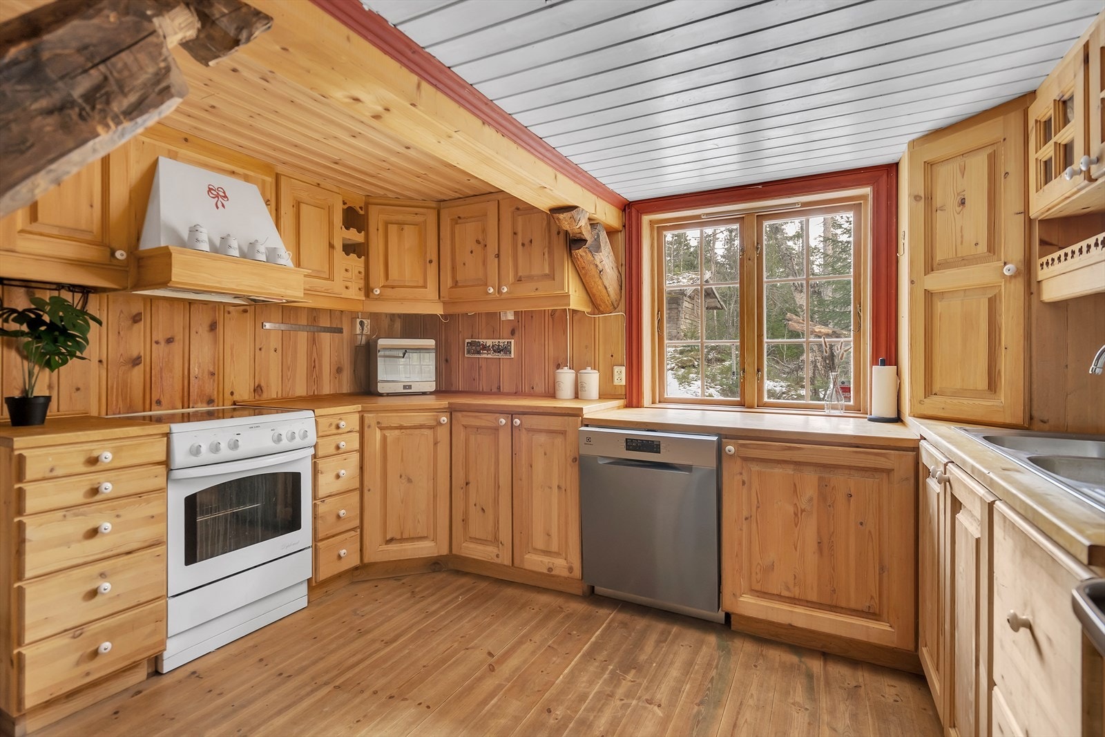 Praktisk kjøkken med mye skapplass. Galleribilde