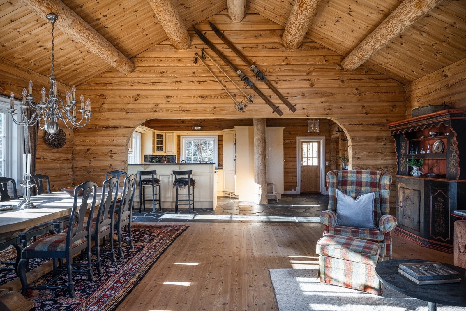 Stor og innbydende stue.