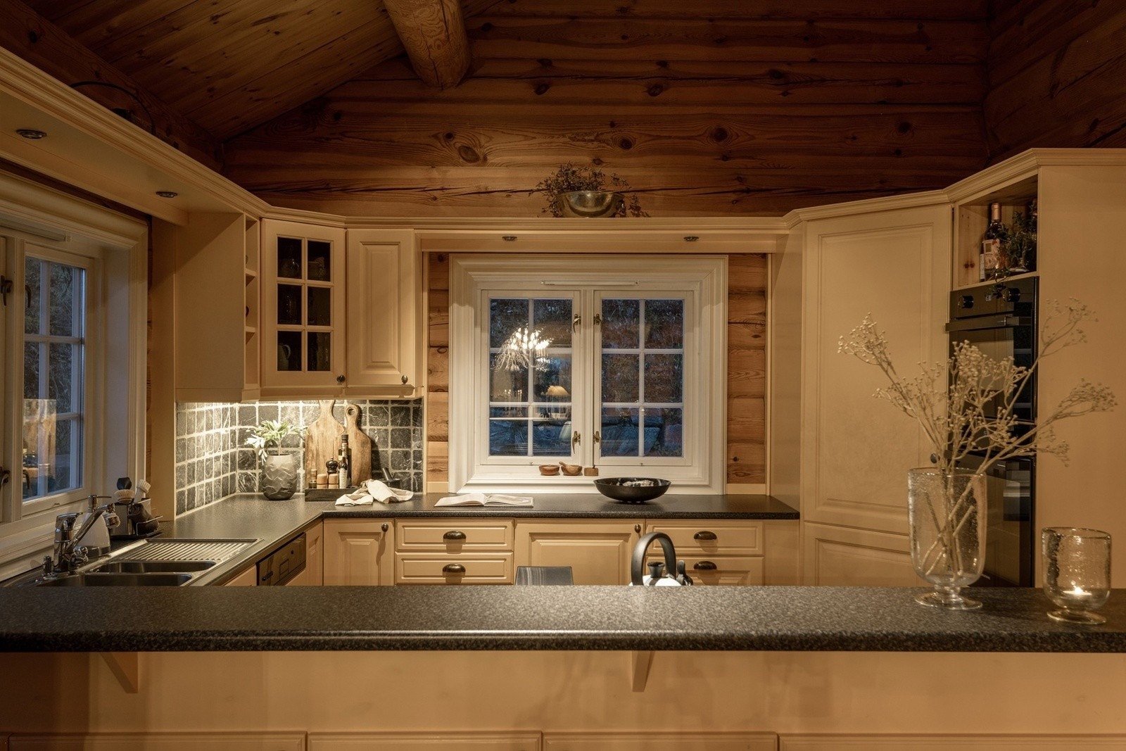 Om vinteren lokker snøsikre bakker, moderne skiheiser og et levende hytte- og hotellmiljø som skaper en hyggelig fjellstemning.