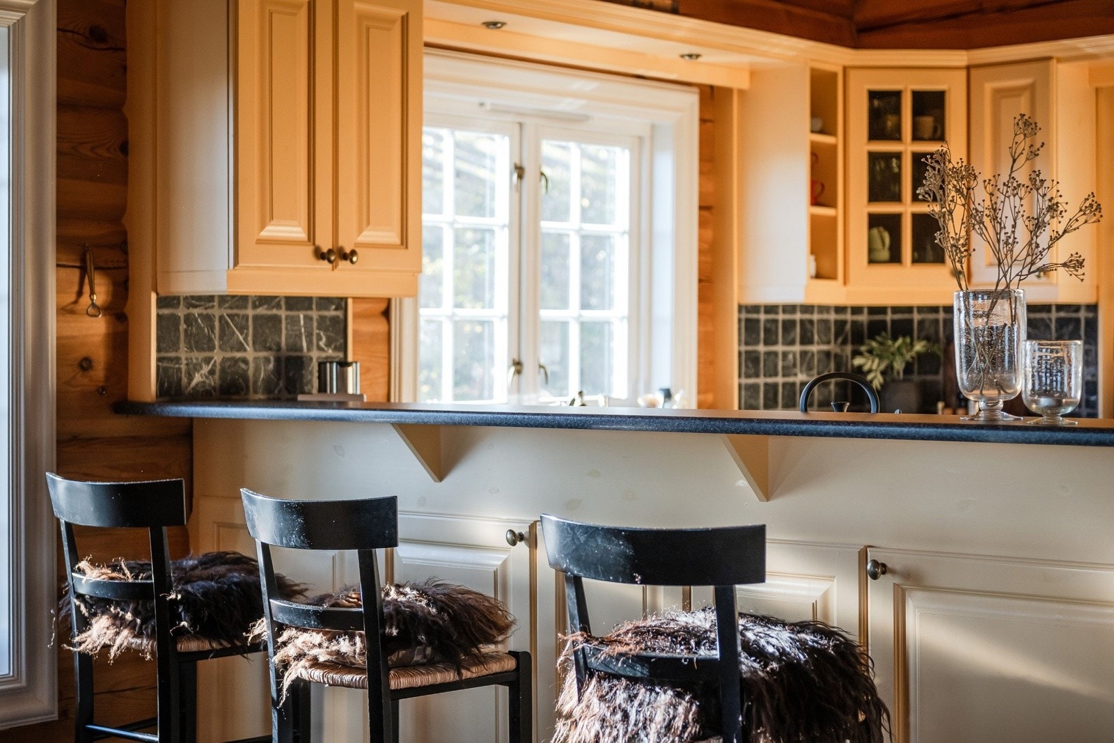 Kjøkkenet er fint integrert til stuen.