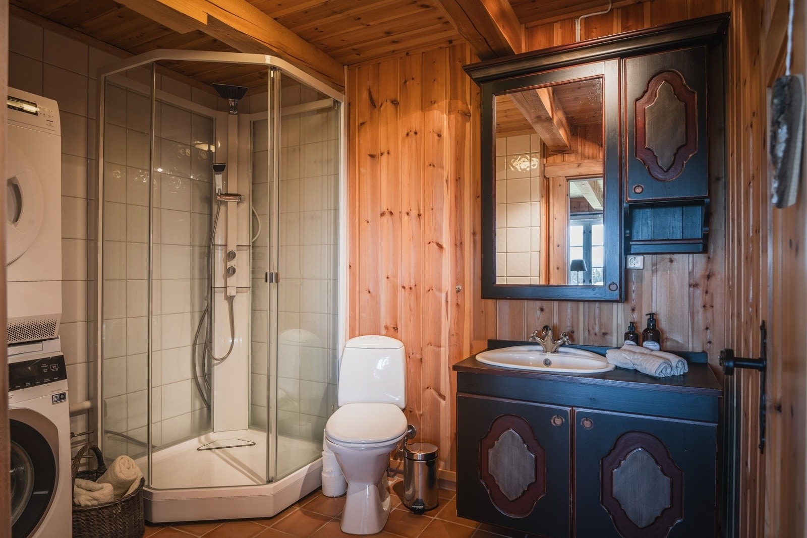 Bad med dusj og wc,  inngang fra tv-stuen. Her er det også opplegg til både vaskemaskin og tørketrommel.