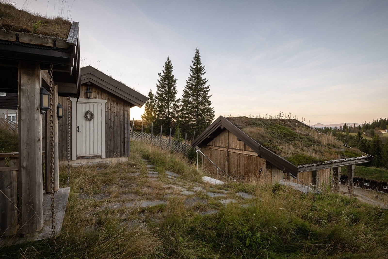 Her ser man fra venstre hytta, skiboden og annekset.