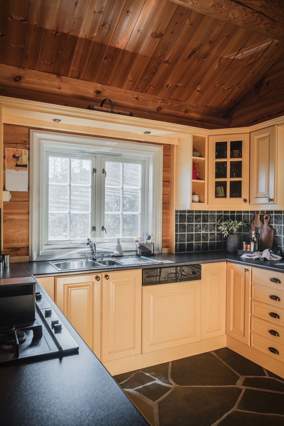 Åpen løsning mot stue skaper en hyggelig atmosfære for måltider og samvær.