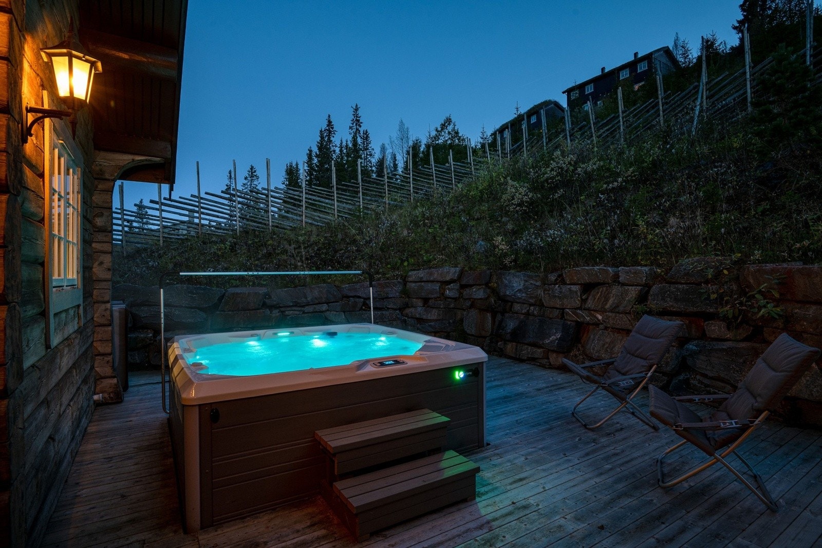 Terrasse ut fra kjøkken med nedfelt boblebad.