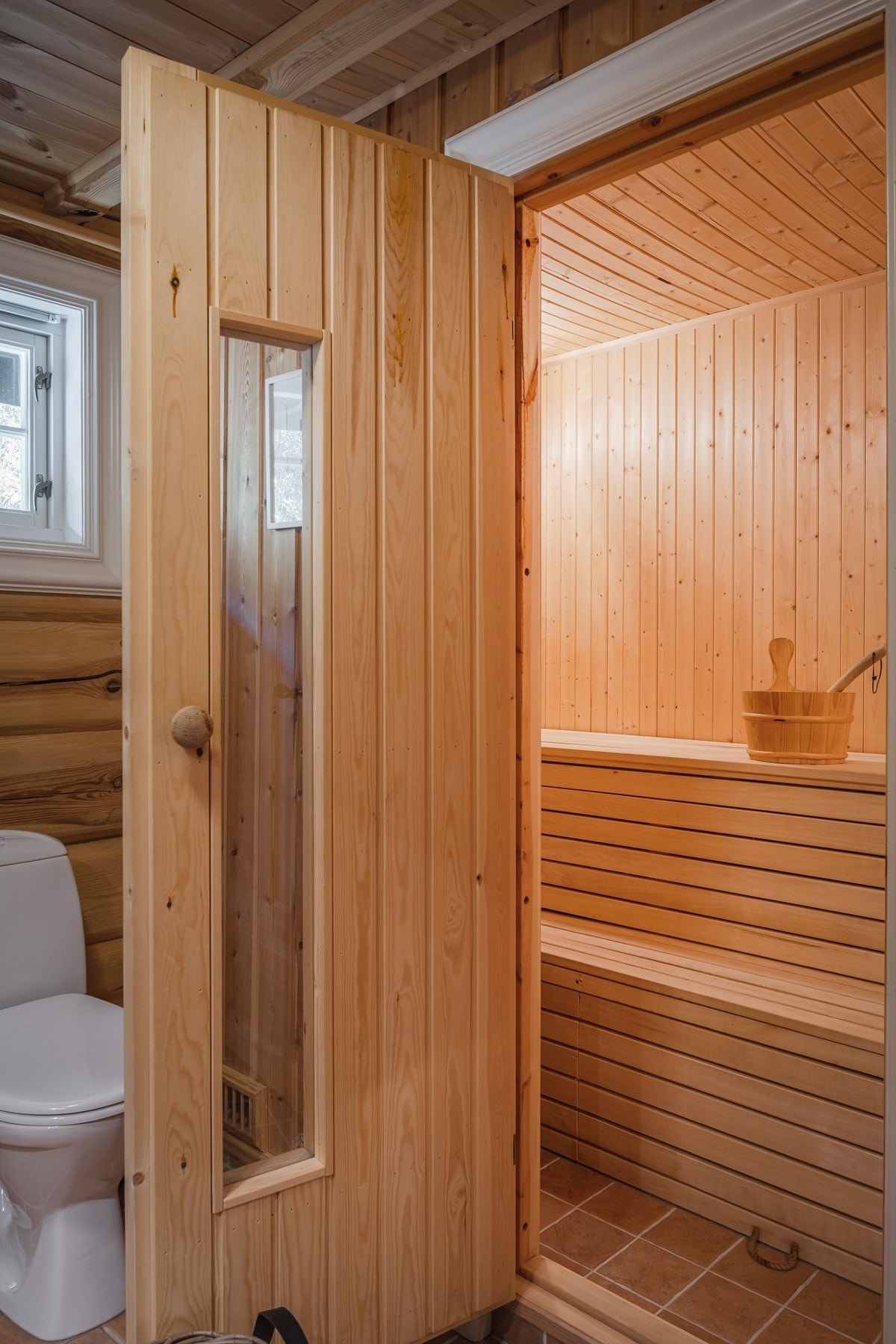 Det er også inngang til egen badstue med plass til flere.