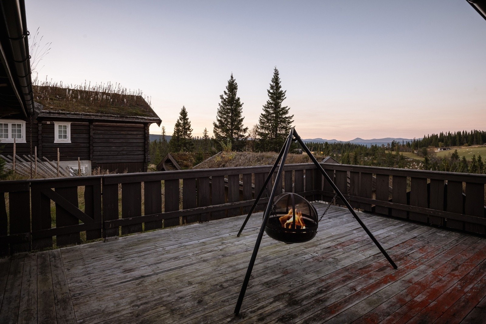 Terrasse ut fra entre i 1 etasje, denne er på ca. 29 kvm. Her har du god plass til utemøbler.