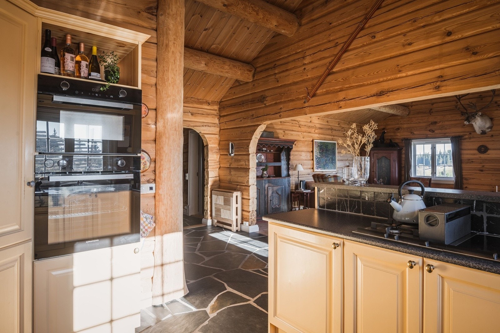 Flott og funksjonelt kjøkken i tidsriktige farger med god benke- og oppbevaringsplass.