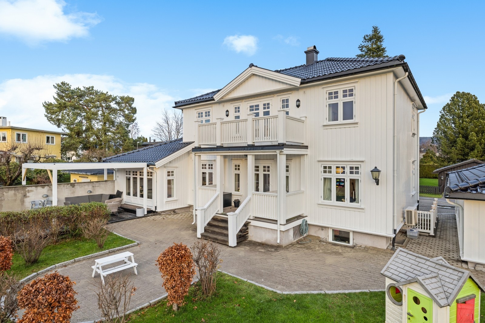 Velkommen til denne herskapelige eiendommen i Rikard Nordraaks gate nord 25! Galleribilde